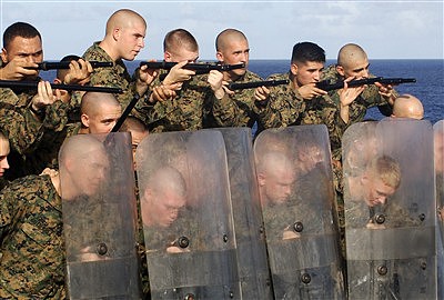 Marines del 11th Marine Expedicionary Unit a bordo del USS Tarawa (LHA 1) haciendo prcticas con sus porras. Ao 2007