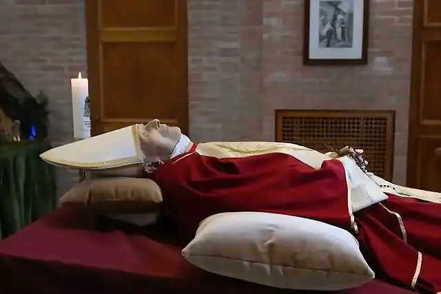 Capilla Ardiente Catafalco Papal Emerito Benedicto XVI