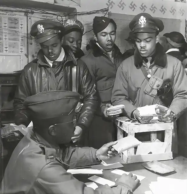 RamitelliItalyMarch1945TuskegeeAirmen332ndFighterGrouppilots_zpsb6376766