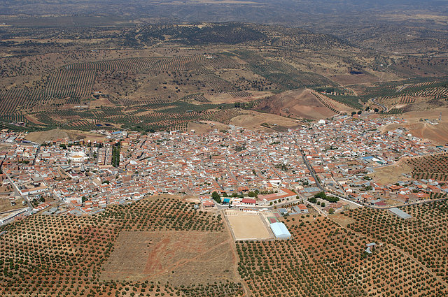 con la sierra al fondo