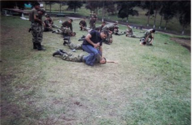 TECNICAS DEFENSA PERSONAL PARA ESCOLTAS TECNICAS DEFENSA PERSONAL PARA ESCOLTAS