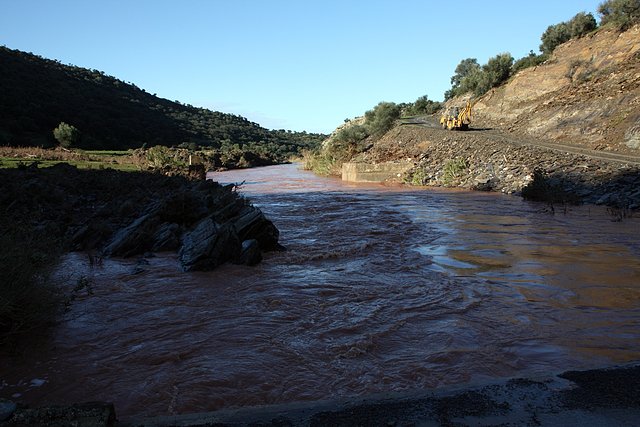 las aguas bajan revueltas