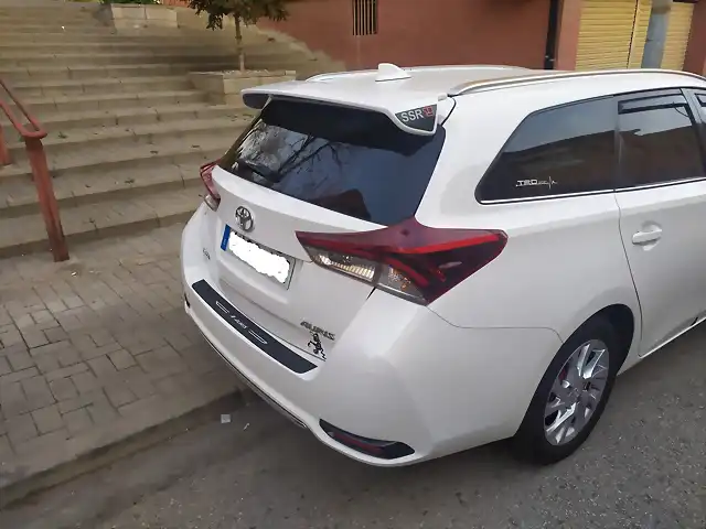 Aleron toyota auris