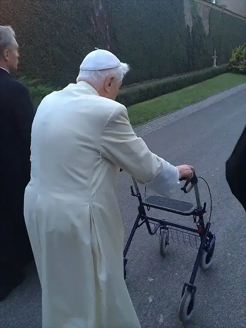 benedicto xvi andador