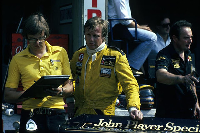 1978, Ronnie conversando com Nigel Bennett nos treinos em Monza.