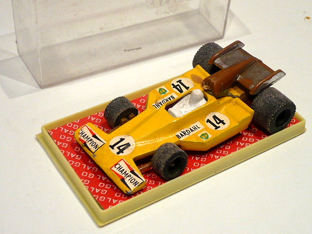 F1 Ford Coyote n? 14 amarillo ruedas A