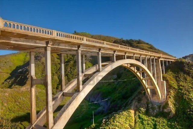 7485951-rocky-creek-bridge-es-un-puente-de-arco-de-abierto-enjuta-de-hormigon-armado-en-california-construid