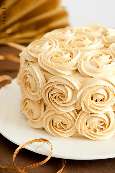 Tarta-de-chocolate-y-caramelo-con-rosas-21