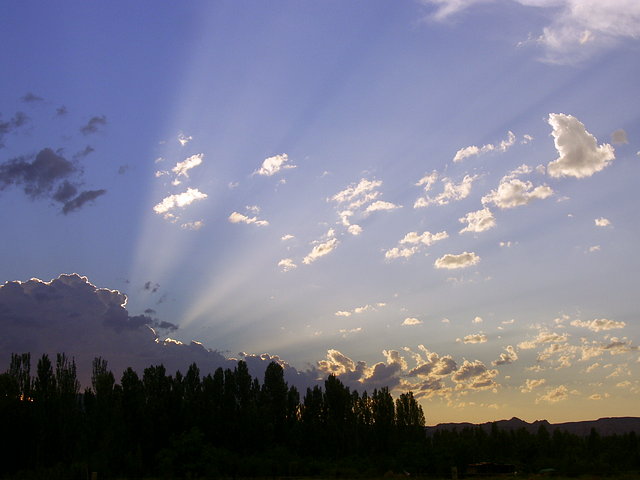 el sol detras de la nubes tormentosas