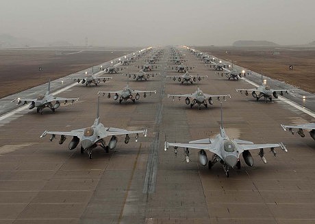 Unos pocos F-16 americanos y coreanos en los ejercicios Elephant Walk en la República de Corea en Diciembre 2012.