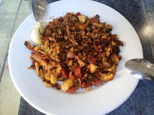 Migas isleas con chorizo y morcilla