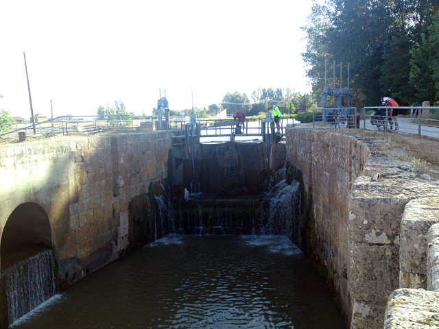 El agua se filtra por las piedras