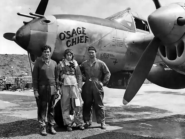 P-38J_42-68015_coded_MC-J_Lt_Harold_Binkley_of_the_79th_FS_20th_FG_with_his_ground_crew