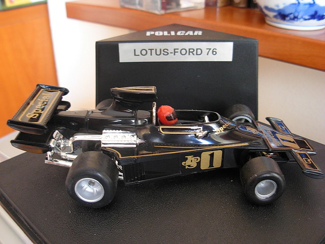 16 LOTUS-FORD 76