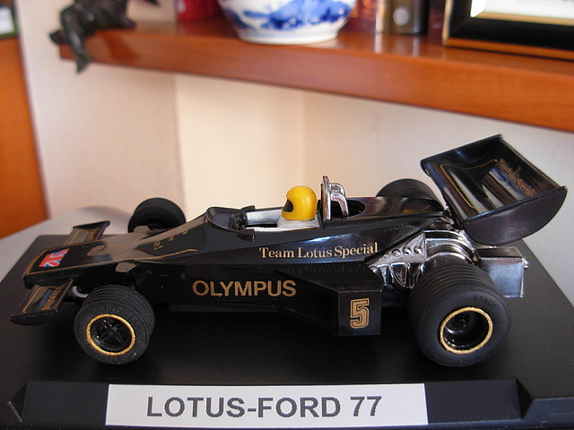 17 LOTUS-FORD 77