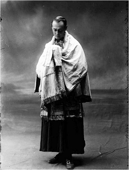 sacerdote de medellin llevando el santisimo