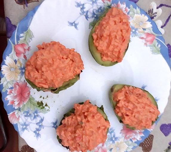 Aguacete relleno con gamba roja