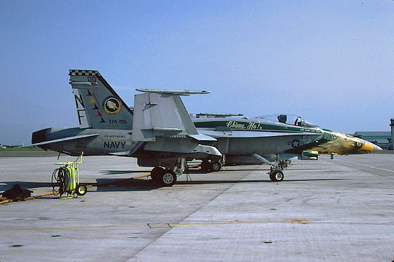 FA-18C 163703 NF400 VFA-195  Chippy Ho!