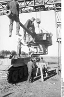 200px-Bundesarchiv_Bild_101I-022-2922-38,_Russland,_Reparatur_Panzer_VI_-Tiger_I-