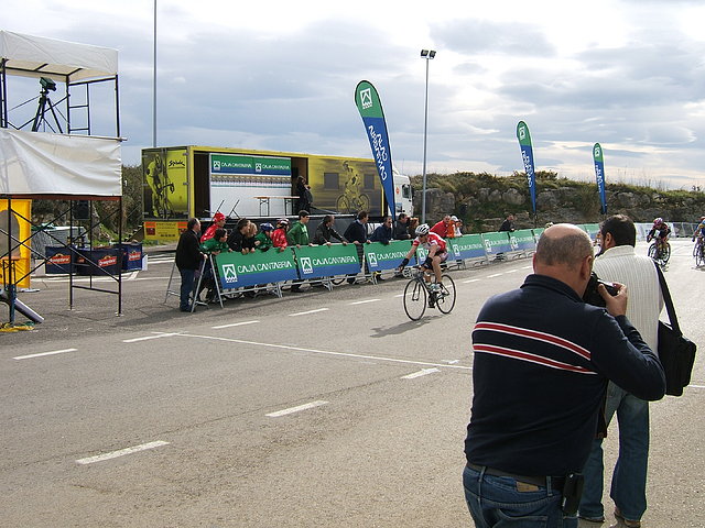 MAS CICLISTAS ENTRANDO EN META