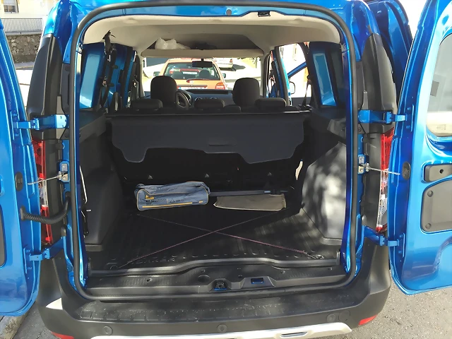 08 Dacia Dokker Stepway trasera puertas abiertas 08 Dacia Dokker Stepway trasera puertas abiertas