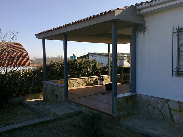 www.metalicasvelilla.com cierre de porche para entrada vivienda unifamilñiar en aluminio imitacion madera color embero