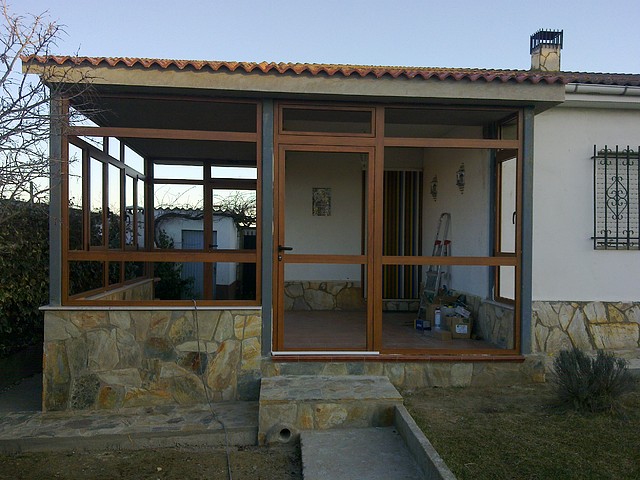 www.metalicasvelilla.com Cierre de porche para entrada a vivienda unifamilñiar en aluminio imitacion madera color embero