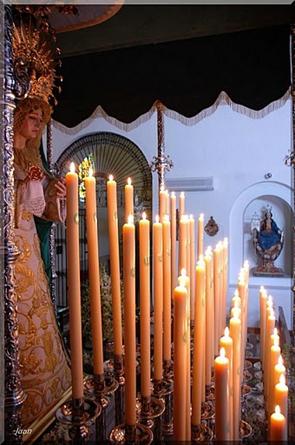 VIRGEN Y VELAS