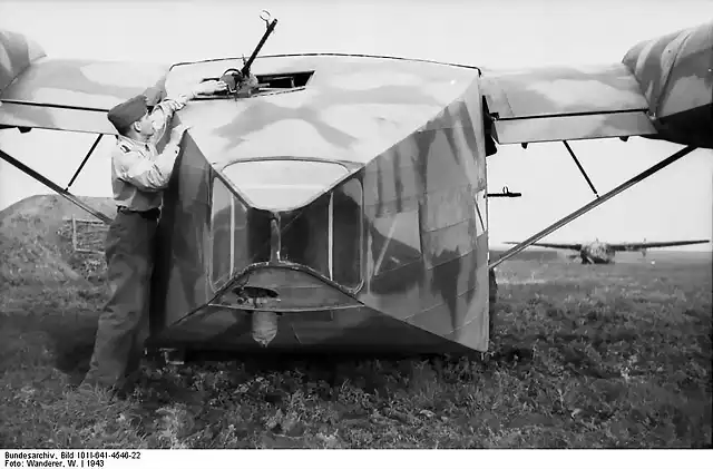 Bundesarchiv_Bild_101I-641-4546-22,_Russland,_Lastensegler_Go_242 (1)