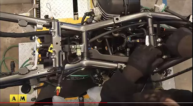 2019-02-27 14_24_40-(3) Moto Guzzi V85TT_ inizia la produzione - YouTube