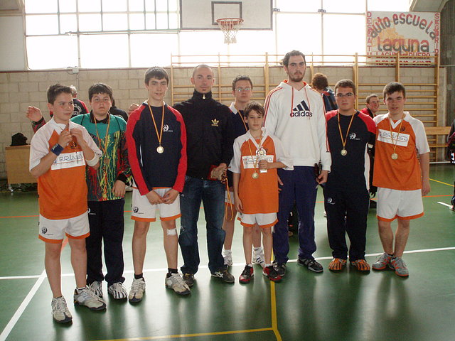 CHUCHI JUNTO A JUGADORES V DIA DE BM LAGUNA