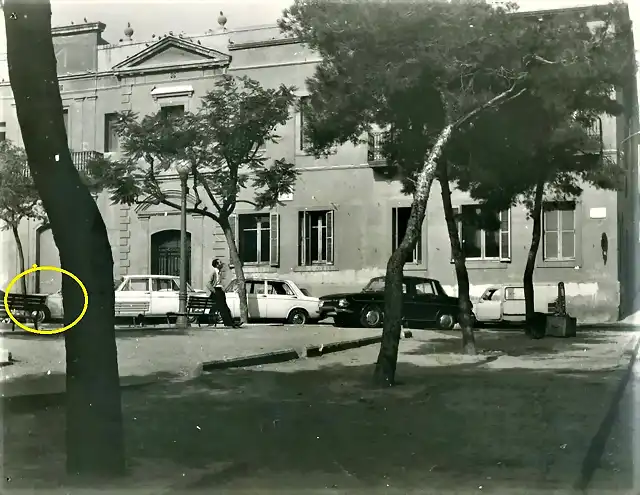 Barcelona pl. Alzina edif. Lluisos de Gracia 1976  peugeot 403