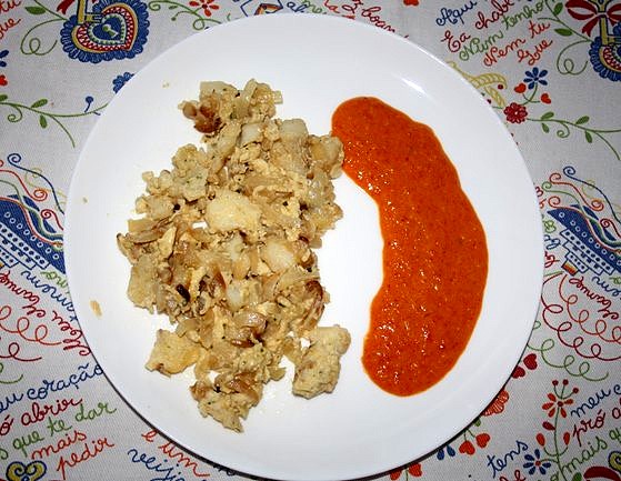 Migas de bacalao con salsa de piquillos