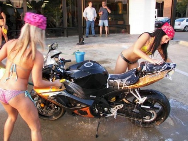 chicas_lavando_moto_suzuki_gsxr_1000_4-500x374