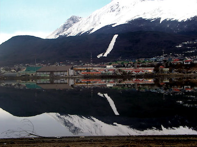 Baha de Ushuaia y su espejo