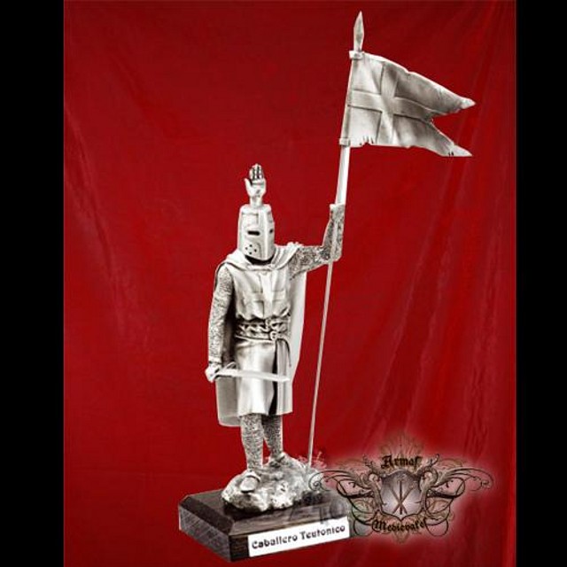 Mano Dorada Medieval Teutonic Knight - .5