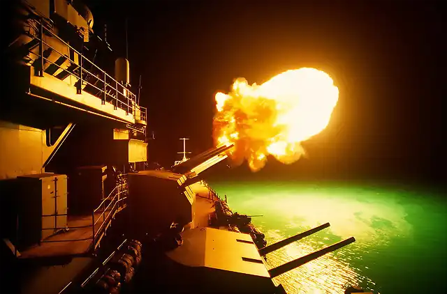Buque de guerra de la marina americana disparando su caon de 16 pulgadas en unas maniobras nocturnas.