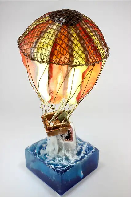 Treehouse Models White Shark Attacks Hot Air Balloon 11