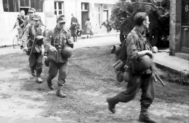 Bundesarchiv_Bild_101I-721-0388-34A,_Frankreich,_nach_der_Invasion,_Infanteristen