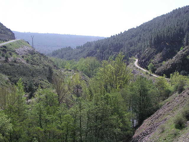 De espaldas el muro del embalse