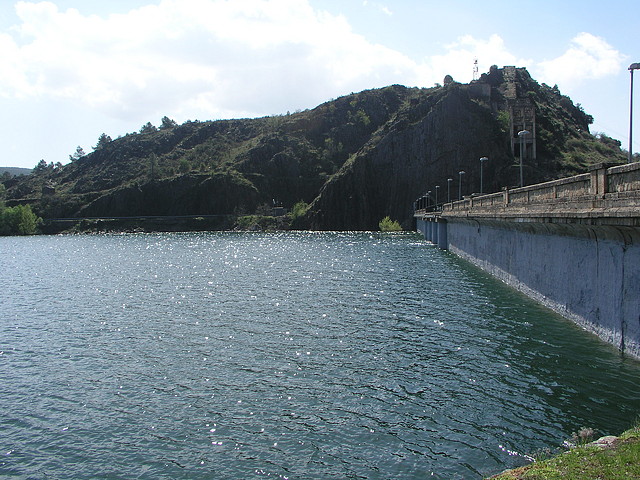 Muro del embalse de El Vado