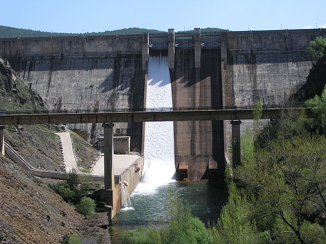 Muro del embalse de El Vado