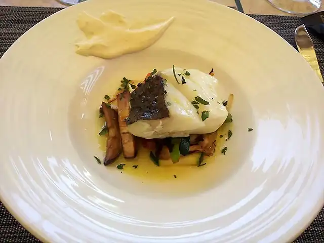 Bacalao confitado en frio sobre setas con crema de limn