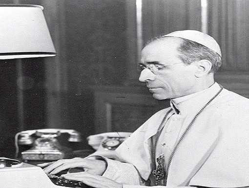 PIO XII ESCRIBIENDO A MAQUINA PIO XII ESCRIBIENDO A MAQUINA