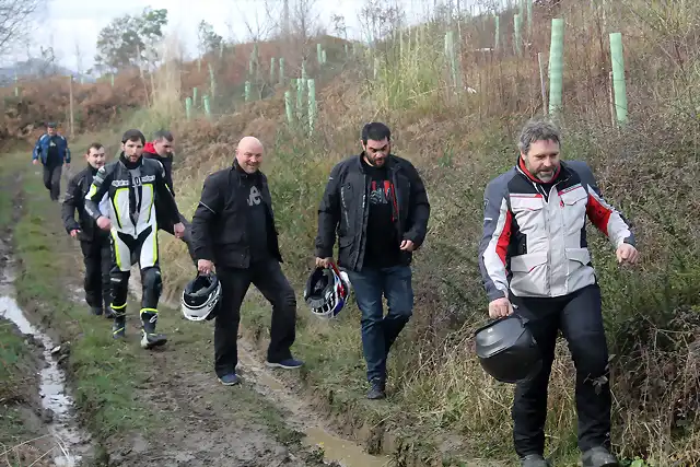 paseantes en barro