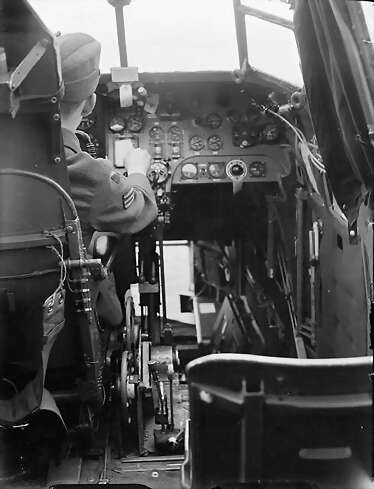 whitworth-cockpit-wwii-iwm-ch-700-4825f6-640