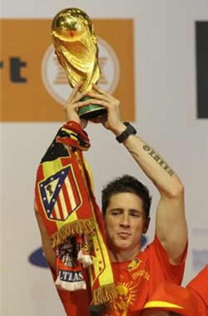 FERNANDO_TORRES_CELEBRACION_COPA_DEL_MUNDO_BUFANDA_ESCUDO_ATLETICO_DE_MADRID