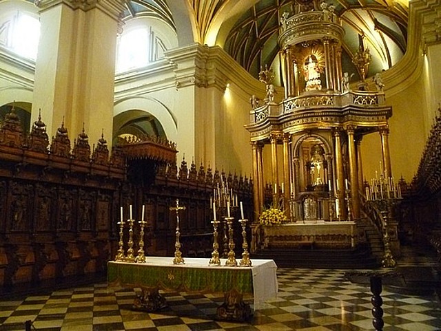 altar-in-catedral-in-lima