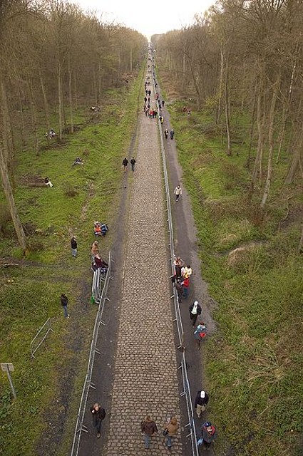 398px-Trouee_dArenberg_-_Paris-Roubaix_2008