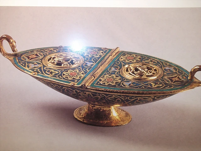 naveta,segunda mitad del XIII,Limoges. Museo Lazaro Galdiano, Madrid. naveta,segunda mitad del XIII,Limoges. Museo Lazaro Galdiano, Madrid.